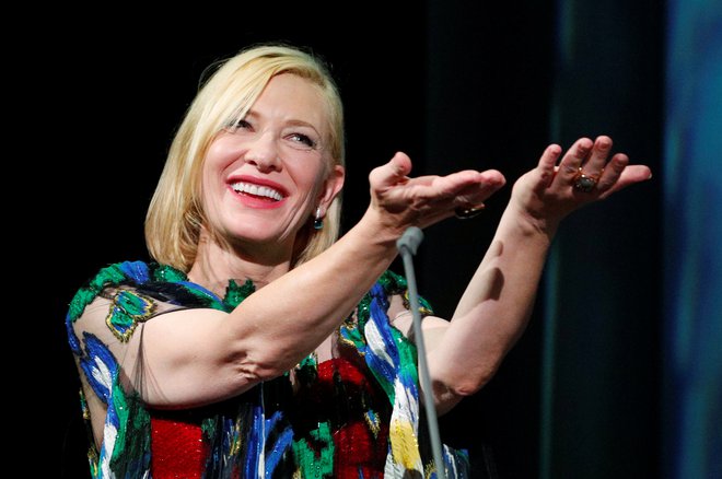 Predsednica žirije Cate Blanchett je podelila zlate leve. Foto Guglielmo Mangiapane Reuters