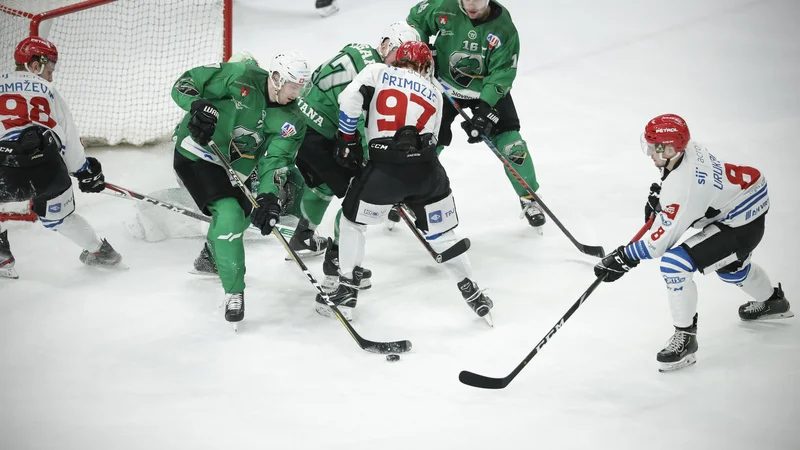 V prvem večnem hokejskem derbiju sezone so se zmage veselili Jeseničani. FOTO: Uroš Hočevar