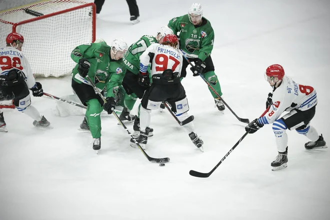 V prvem večnem hokejskem derbiju sezone so se zmage veselili Jeseničani. FOTO: Uroš Hočevar
