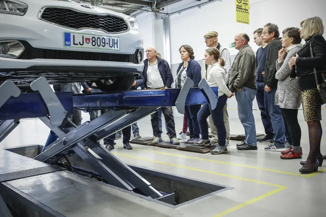 Medijska hiša Delo je v sodelovanju s Kia servisnim centrom Ljubljana za svoje bralce organizirala delavnico o pripravi vozila na daljše potovanje. FOTO: Uroš Hočevar/Delo