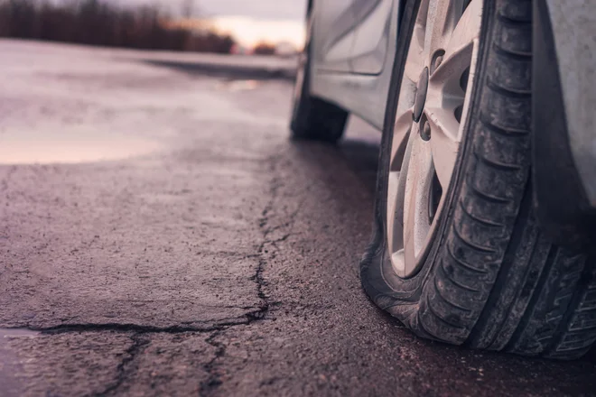 Ko se predre pnevmatika, se pogosto začne pestra in ne vselej tako prijetna zgodba ... FOTO: Shutterstock