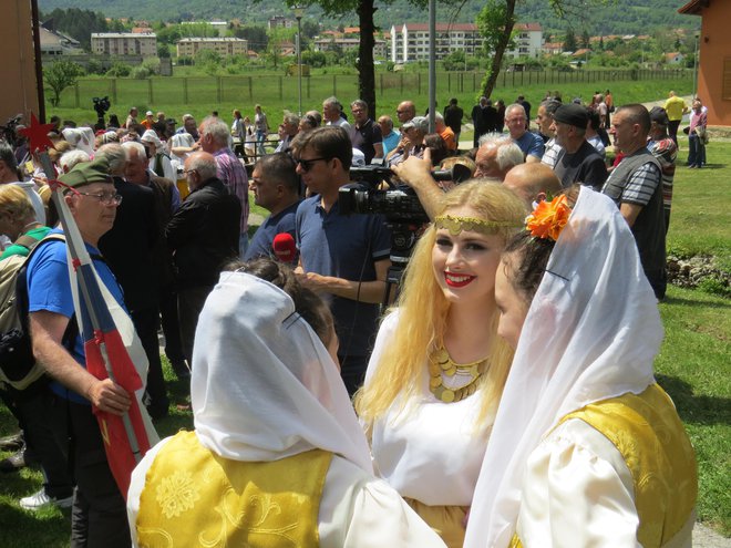 Mnogi so se pod nekdanjo Titovo pečino udeležili slovesnosti ob obletnici desanta na Drvar. FOTO: Bojan Rajšek/Delo