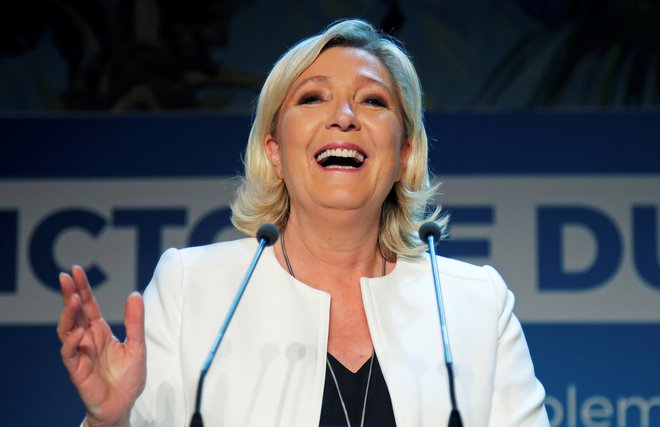 Skrajno desni Nacionalni zbor Marine Le Pen je s tesno večino zmagovalec nedeljskih evropskih volitev v Franciji. FOTO: Charles Platiau/Reuters