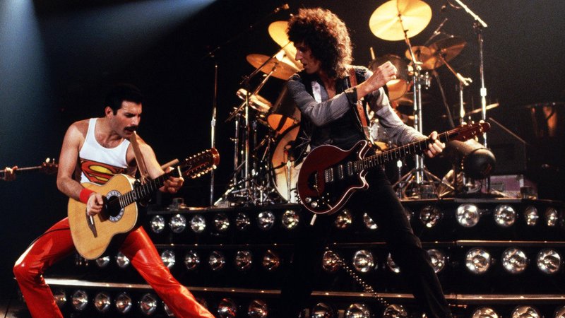 Fotografija: Freddie Mercury in Brian May v akcij.
Foto: arhiv založbe
