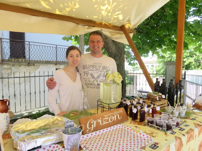 Dean Grižon s hčerko, ki turistom s križark vselej kaj pripravita. Foto Nataša Čepar