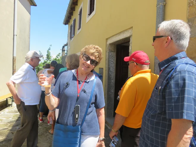 Ameriška turistka Mary Morinelli je nad Padno navdušena. Foto Nataša Čepar