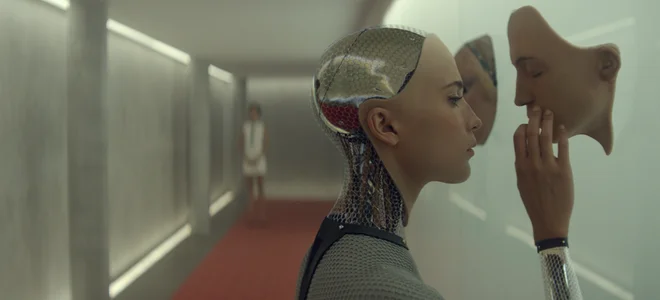 Avtor knjige premišljuje tudi o tem, kakšen bo naš odnos z roboti, kakšno moč bodo nad ljudmi imeli njihovi programerji. Na fotografiji prizor iz filma <em>Ex Machina</em> režiserja Alexa Garlanda.