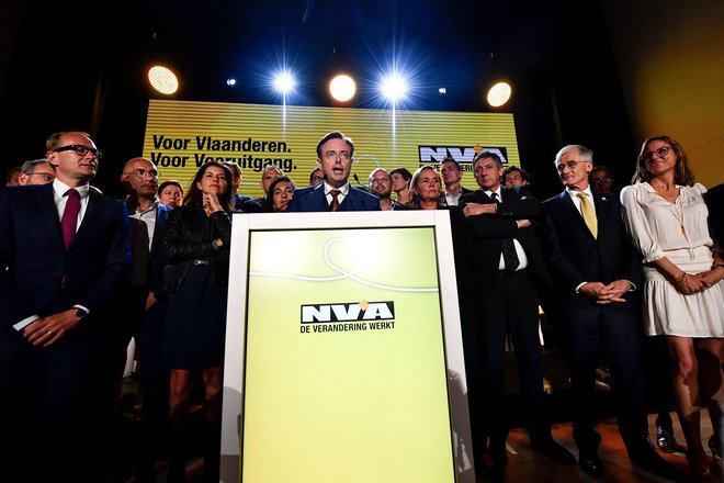 Bart De Wever iz N-VA med govorom po zmagi njegove stranke na evropskih volitvah. FOTO: Dirk Waem/AFP