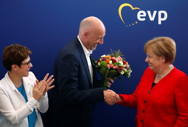 Kanclerka Angela Merkel in Annegret Kramp-Karrenbauer čestitata Carstenu Meyer-Hederju, kandidatu CDU v Bremnu. FOTO: Hannibal Hanschke/Reuters
