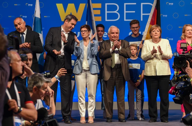 Bolgarski premier Boyko Borisov v družbi konservativca Markusa Soederja (CSU), vodjo CDU Annegret Kramp-Karrenbauer, predsednika EPP Josepha Daula and kaclerke Merklove. FOTO: Christof Stache/AFP