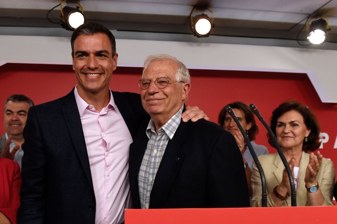 Španski premier Pedro Sanchez (L) in trenutni španski minister za zunanje zadeve ter kandidat socialistov Josep Borrell. FOTO: Pierre-philippe Marcou/AFP