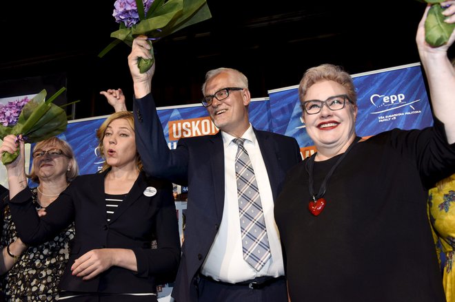 Finski kandidati Henna Virkkunen, Petri Sarvamaa in Sirpa Pietikainen slavijo zmago stranke na volitvah. FOTO: Reuters