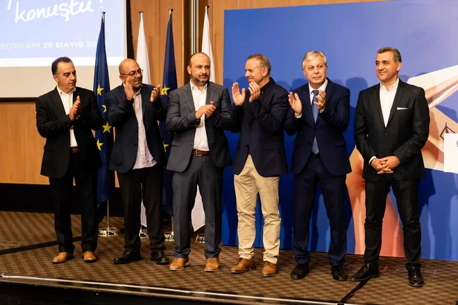 Zmagovalci na Cipru (od leve proti desni): Georgios Georgiou in Niyazi Kizilyurek iz komunistične stranke Akel, Dimitris Papadakis iz socialdemokratov EDEK, Costas Mavrides iz demokratične stranke DIKO, Lefteris Christoforou iz DISY in Loukas Fourlas iz stranke DISY. FOTO: AFP
