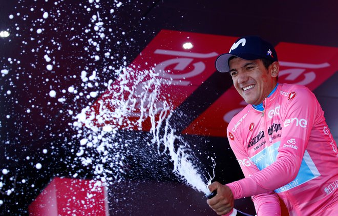 Richard Carapaz zadnji teden Gira začenja v rožnati majici. FOTO: Luk Benies/AFP