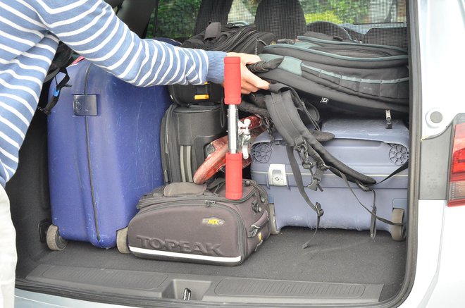 Težje predmete vedno položite na dno prtljažnika, takšnih, ki tehtajo več kot 25 kilogramov, pa v kabini ne polagajte na mesta za potniki. FOTO: Gašper Boncelj