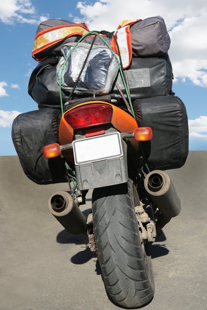 Tudi na motociklu je treba paziti na pravilno razporeditev prtljage. FOTO: Shutterstock