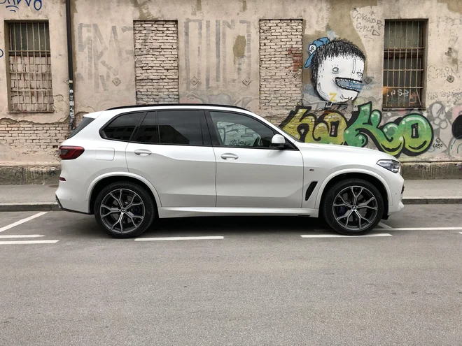 BMW X5 je dolg 4,9 metra. FOTO: Aljaž Vrabec