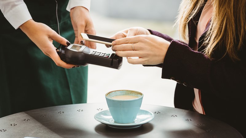 Fotografija: Mobilno plačevanje postaja vse bolj priljubljeno. FOTO: Shutterstock