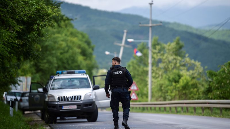 Fotografija: Pripadnik specialnih enot kosovske policije pri kraju Cabra, v  bližini kosovske Mitrovice, kjer je danes iste specialne enote izvedla obsežno akcijo, v kateri so aretirale vsaj sedem srbskih policistov. FOTO: Armend NIMANI / AFP