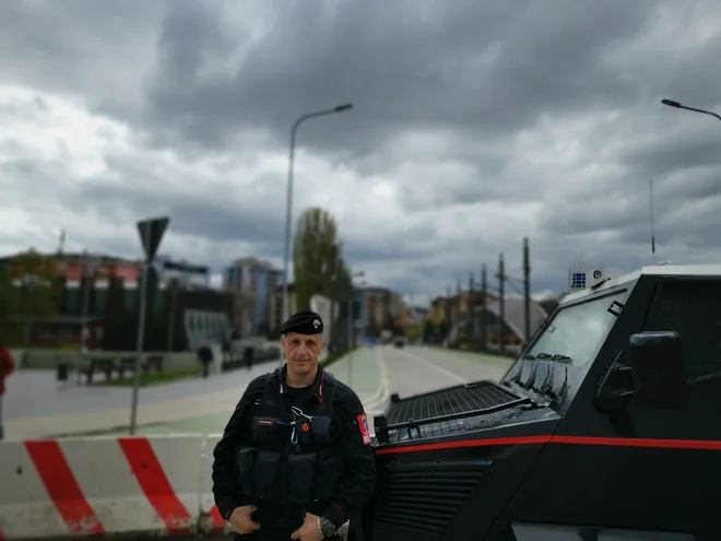 Na mostu v Kosovski Mitrovici stojijo noč in dan oboroženi vojaki Kforja. Foto Milena Zupanič