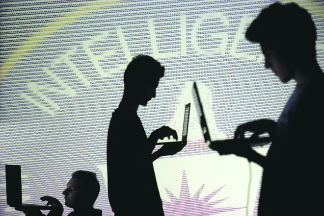 Umetna inteligenca nas spremlja povsod, zato se je dobro čimprej poučiti o njej. FOTO: Reuters&nbsp;