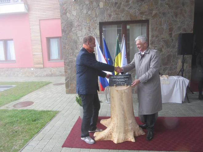 Bernd Bayerkohler, izvršni direktor ZAK, in zreški župan Boris Podvršnik (desno) pri postavitvi temeljnega kamna za pot med krošnjami na Rogli. FOTO: Špela Kuralt/Delo