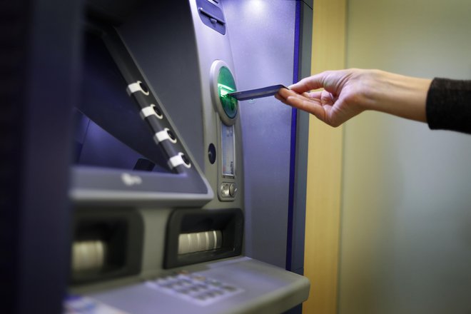 Na bankomatih obstaja tudi možnost dviga gotovine brezstično, kar povečuje varnost, saj ne more priti do zlorab s pomočjo <em>skimming</em>a. FOTO: Leon Vidic/Delo