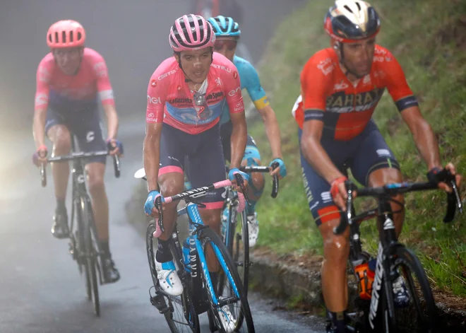 Vincenzo Nibali (spredaj) in Richard Carapaz sta združila moči v boju proti Primožu Rogliču. FOTO: AFP