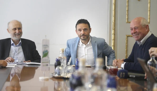 Andrej Razdrih, Danilo Ferjančič in Gabrijel Ambrožič so na novinarski konferenci predstavili spremembe. Ljubljanski maraton je sicer na sporedu čez natančno pet mesecev, 27. oktobra. FOTO: Blaž Samec/Delo