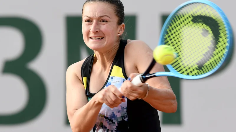 Fotografija: Dalila Jakupović in Kurumi Nara sta včeraj odigrali le odločilni niz, Slovenka je imela v rokah vodstvo s 3:1, nato pa izgubila pet iger zapored. FOTO: AFP