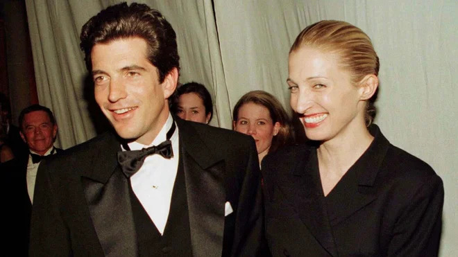 Pri padcu letala, ki ga je pilotiral John F. Kennedy mlajši, sta poleg njega umrli žena Carolyn Bessette in njena sestra Lauren. FOTO: Reuters