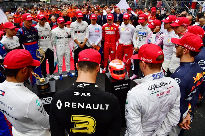 Z minuto molka so se mu poklonili tudi sedanji dirkači F1. FOTO: Reuters