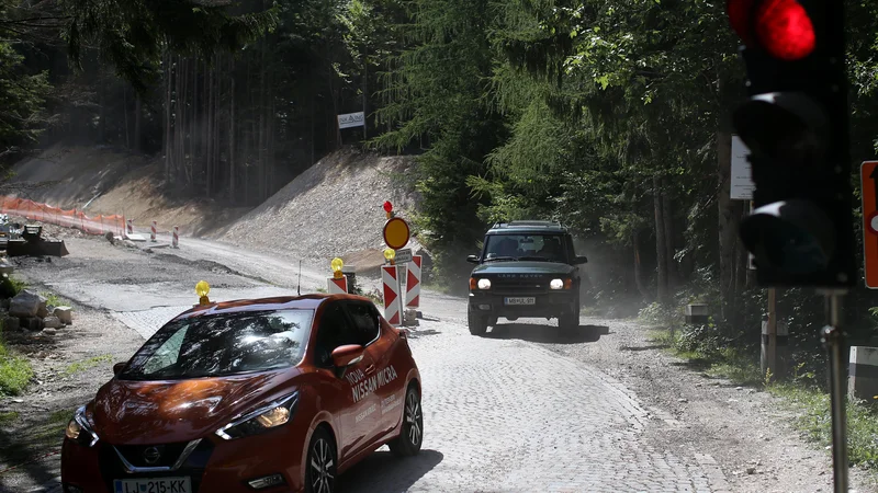 Fotografija: Cesta je zaradi lege v gorskem svetu med letom izpostavljena vrsti vremenskih vplivov, ogrožajo jo skalni podori, hudourniki, vetrolomi, usadi in plazovi. FOTO: Tomi Lombar/Delo