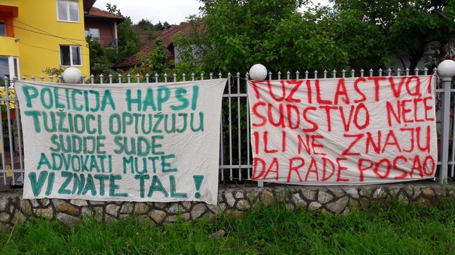 Transparenti na protestu v Sarajevu. FOTO: Delo
