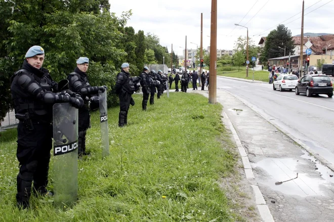 Policisti v pripravljenosti. FOTO: Delo