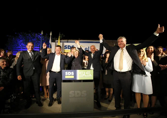 Veselje na sedežu SDS po rezultatih volitev v evropski parlament. FOTO: Matej Družnik/Delo