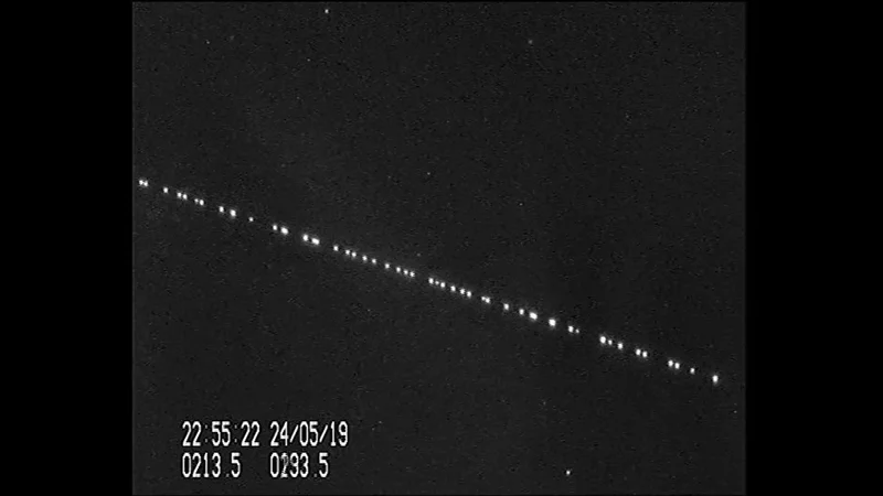 Fotografija: Takole je bil videti Spacexov vlakec nad Nizozemsko. FOTO: AFP