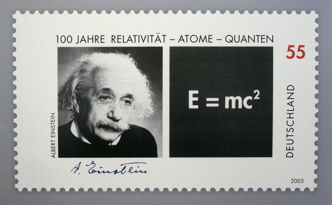 Albert Einstein je leta 1905 najprej objavil posebno teorijo relativnosti, deset let zatem pa še splošno teorijo relativnosti. FOTO: Reuters 