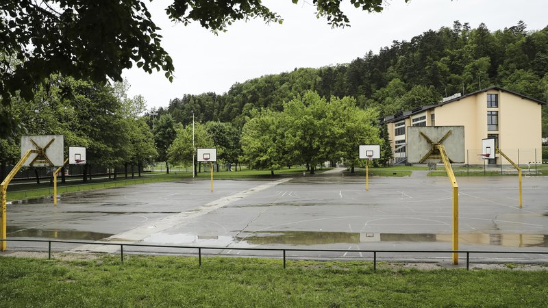 Fotografija: Nova telovadnica bo zgrajena na mestu današnjih zunanjih igrišč, s šolo pa bo povezana s podzemnim hodnikom. Foto Uroš Hočevar