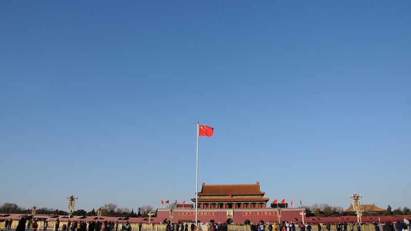 Fotografija: Razen Spomenika narodnim junakom, ki se dviga nad samim srcem trga, in Mavzoleja Mao Zedongu, v katerem leži njegovo balzamirano truplo, ni na trgu ničesar drugega. Na njegovem zahodnem robu se dviga Velika palača narodov, na vzhodnem pa Narodni muzej Kitajske. Velikanski prostor je v glavnem prazen ... in skrbno varovan. FOTO: Reuters