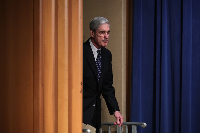 Mueller je med drugim pojasnil, da ima poročilo dva dela. Pri opisuje ruska prizadevanja, da bi vplivali na predsedniške volitve. V drugem delu pa predstavijo posamezne poskuse oviranja preiskave. FOTO: Chip Somodevilla/Afp