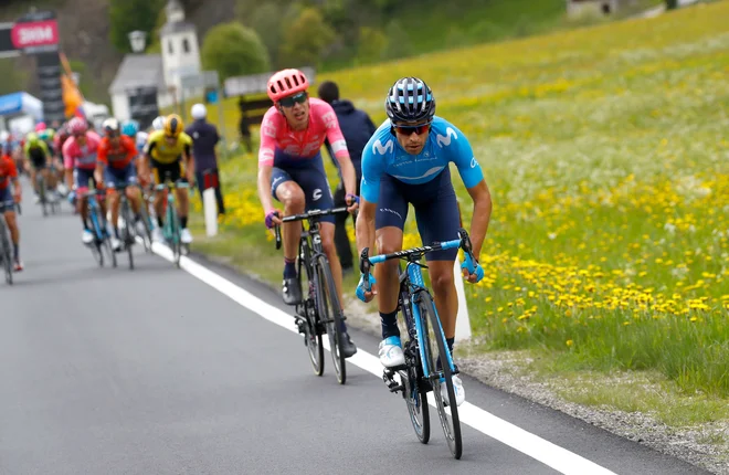 Ko je Mikel Landa (v ospredju) pospešil, mu Primož Roglič (v ozadju v rumeni majici) ni mogel slediti. FOTO: AFP