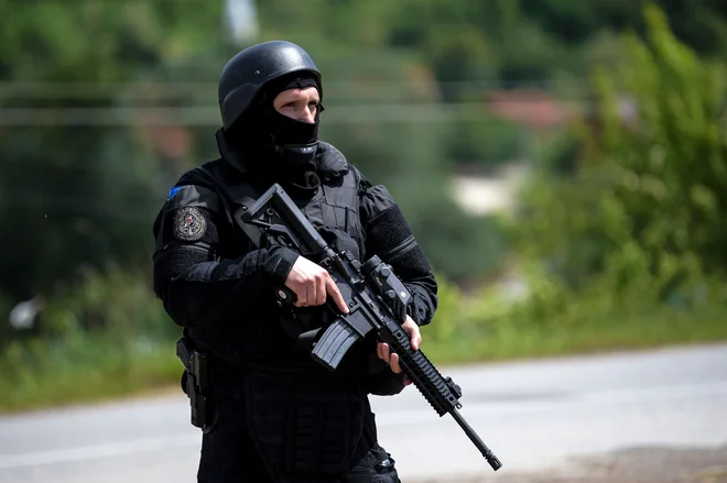 Vojne igre, politika izrednega stanja, akcije kosovskih specialcev in varnostnih sil, razglasitev polne bojne pripravljenosti srbske vojske lahko čez noč uidejo izpod nadzora. FOTO: Armend Nimani/AFP