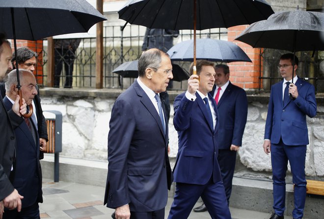 Ruski zunanji minister Sergej Lavrov se je dobro počutil pod dežnikom slovenskega zunanjega ministra Mira Cerarja. FOTO: Roman Šipić/Delo
