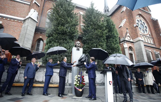 Ruski zunanji minister Sergej Lavrov in Miro Cerar ob odkritju spomenika Davorinu Hostniku v Šmartnem pri Litiji. FOTO: Roman Šipić/Delo