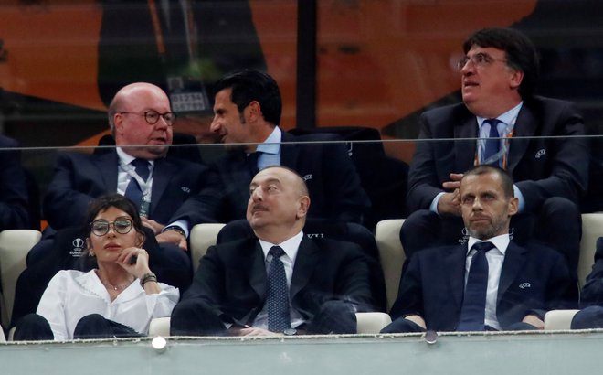 Predsednik UEFA Aleksander Čeferin (desno) je finale spremljal v družbi azerbajdžanskega predsednika z železno roko Ilhama Alijeva (v sredini). FOTO: Reuters