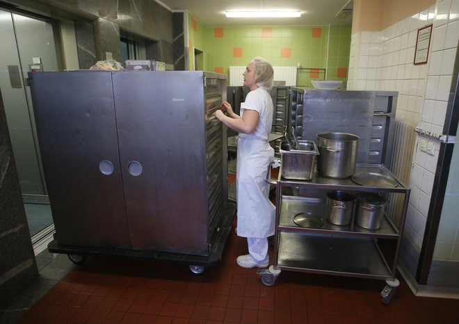 V bolnišnični kuhinji dnevno pripravijo okli 800 obrokov.Na oddelje jih razvozijo s težkimi vozički. FOTO: Tadej Regent