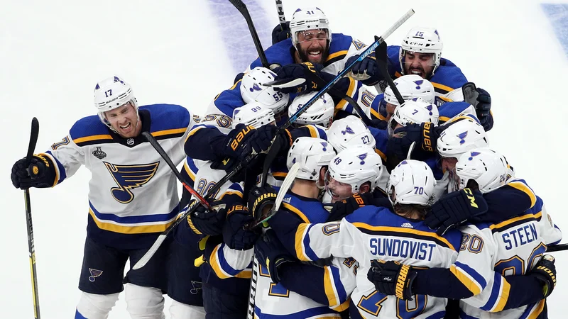 Fotografija: Hokejisti moštva St. Louis Blues so se veselili pomembne zmage v gosteh. FOTO: AFP