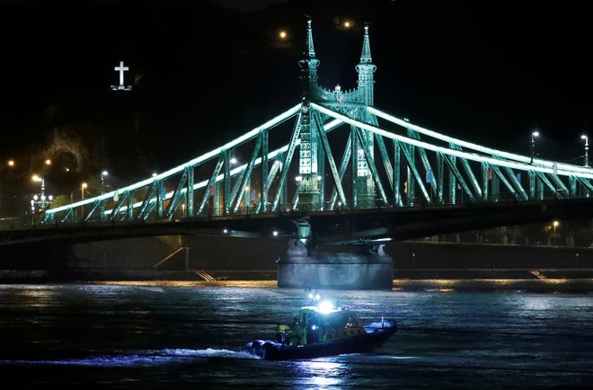Nesreča turistične ladje na Donavi v Budimpešti. FOTO: Reuters