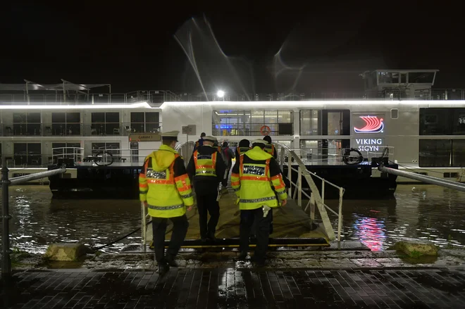 V zadnji del ladje Morska deklica je menda trčilo drugo veliko turistično plovilo. FOTO: Gergely Besenyei/AFP